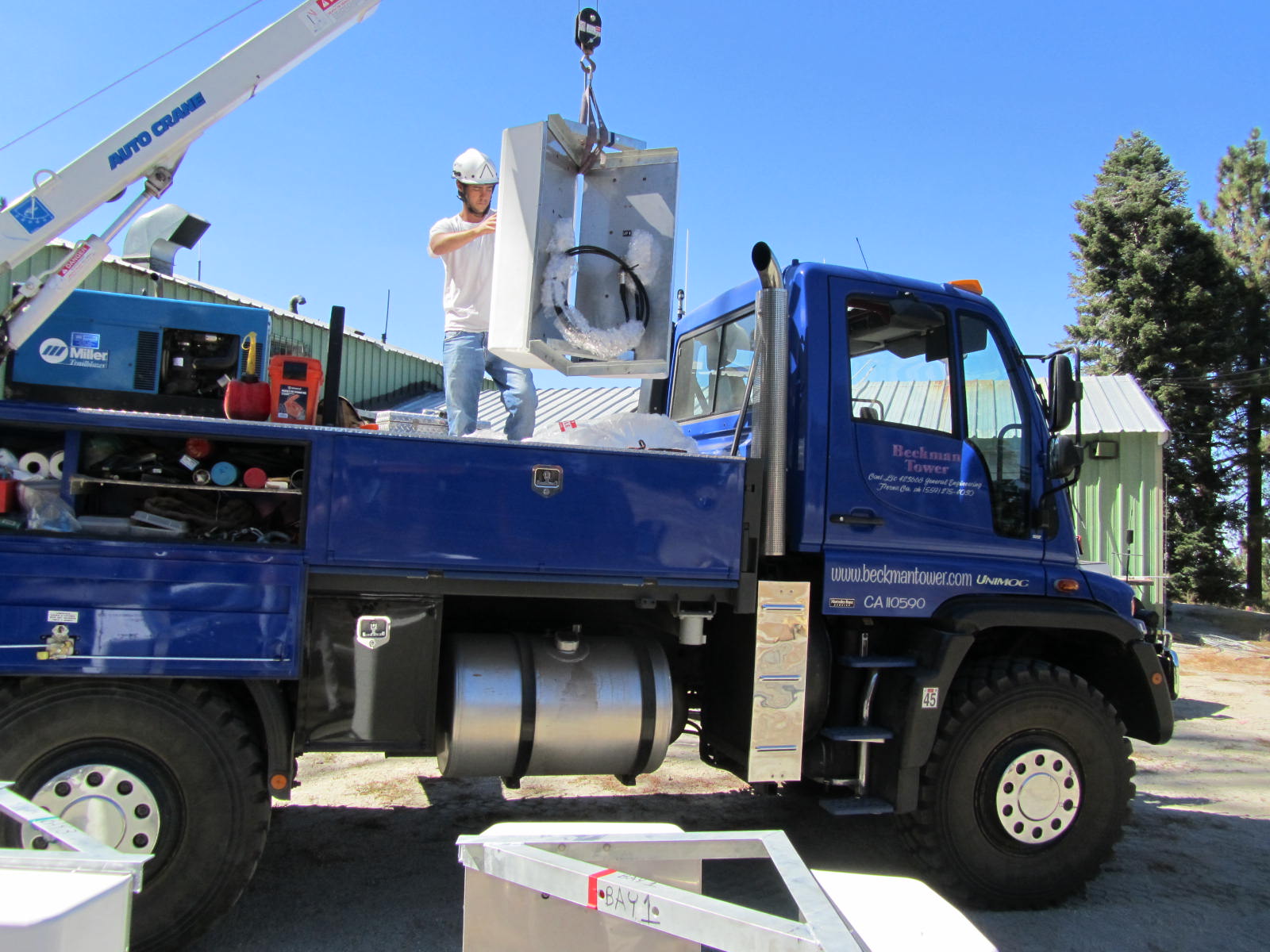 Removing ponytail antenna removal on a mobile crane